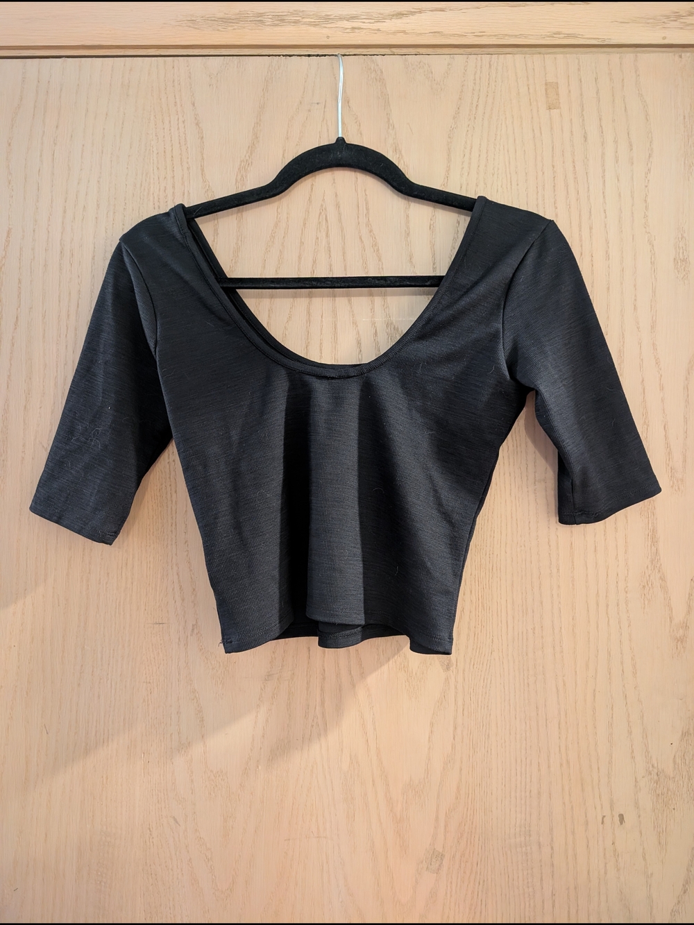 Vuori Black Scoop-Neck Cropped Top - Women - Picture 4 of 6